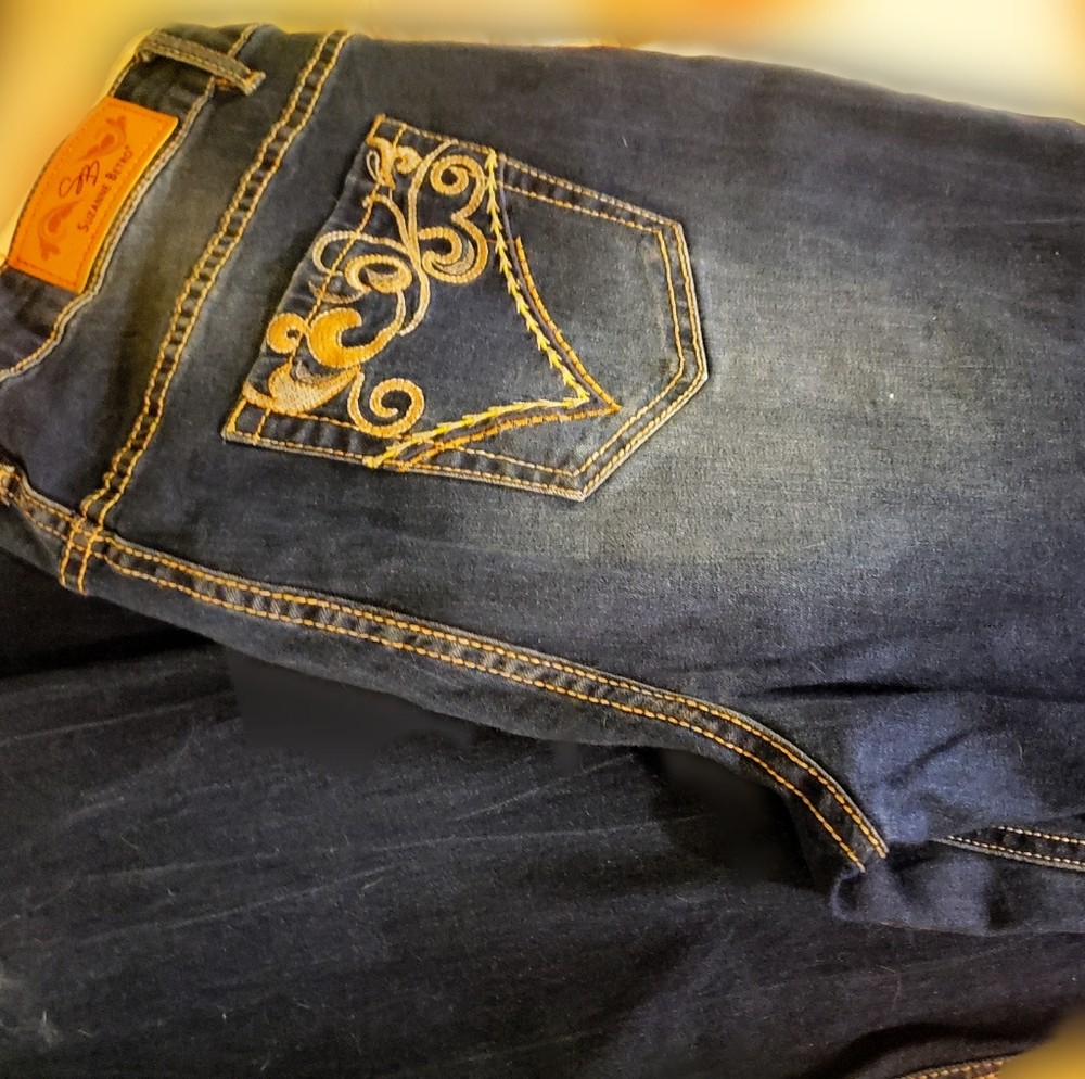 Suzanne Betro Lightly Distressed Sz 16 Jeans